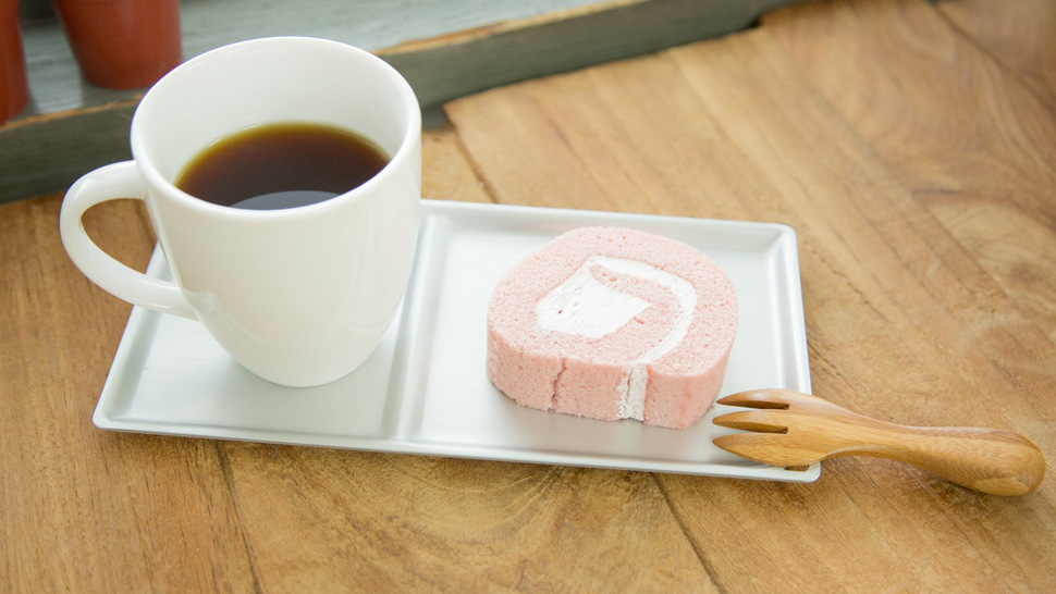 coffee-and-cake-on-the-tray