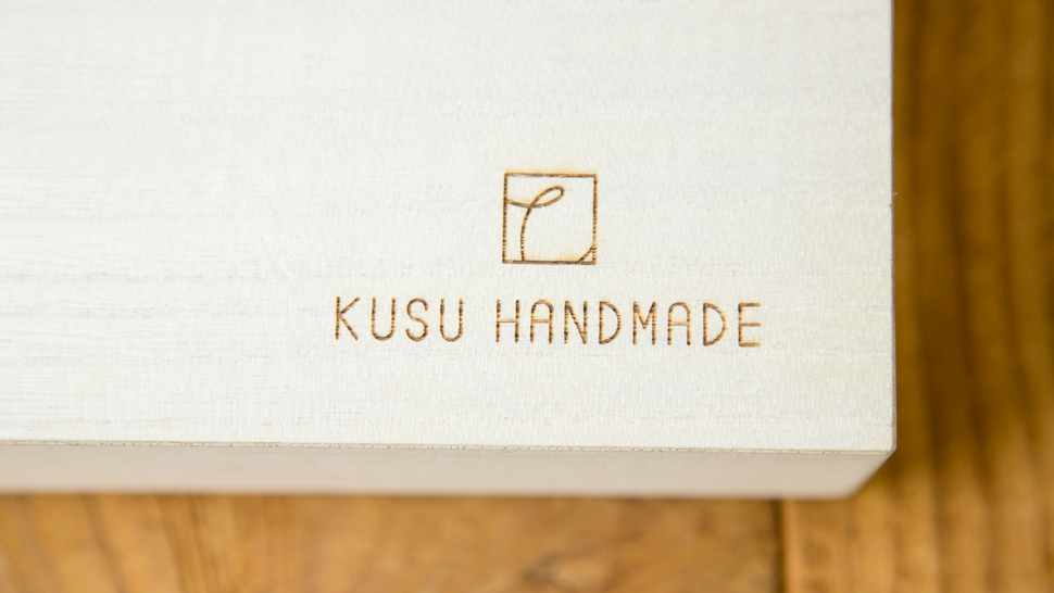 KUSU HANDMADE くすのき バスギフトセット Aの化粧箱　ロゴ