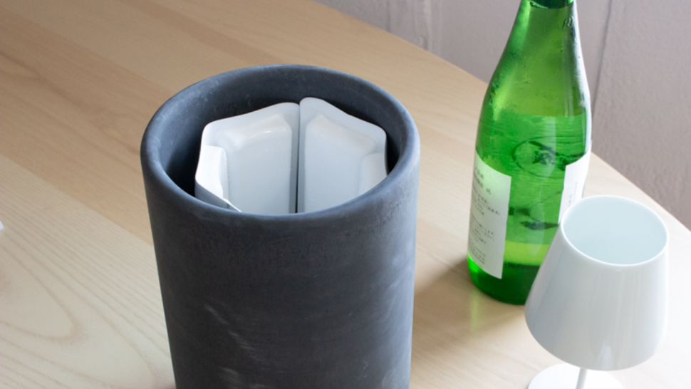 BOTTLE COOLER(ブラック / ホワイト)とボトルとグラスの使用写真
