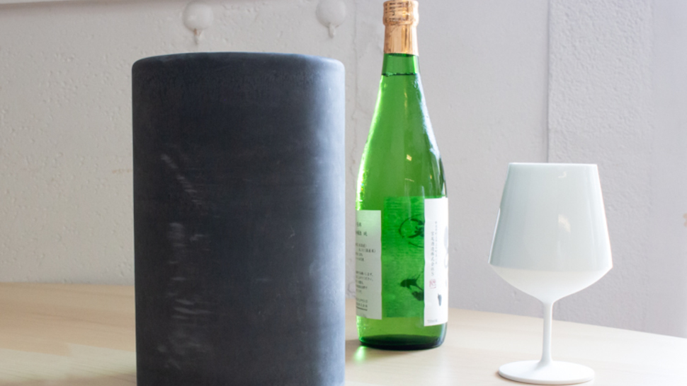 BOTTLE COOLER(ブラック)とボトルとグラスの使用写真