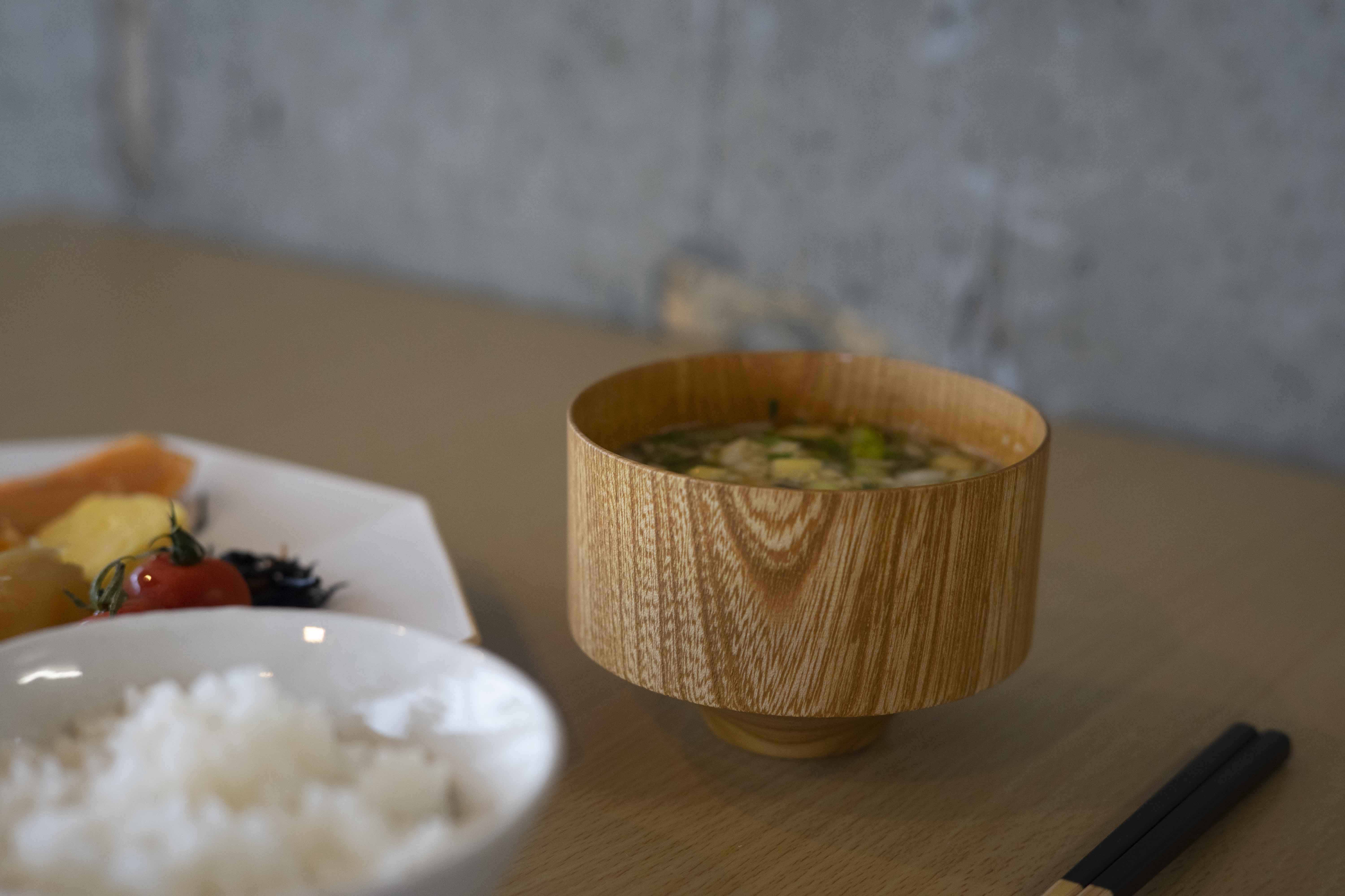 背筋が伸びる。凛とした木の汁椀