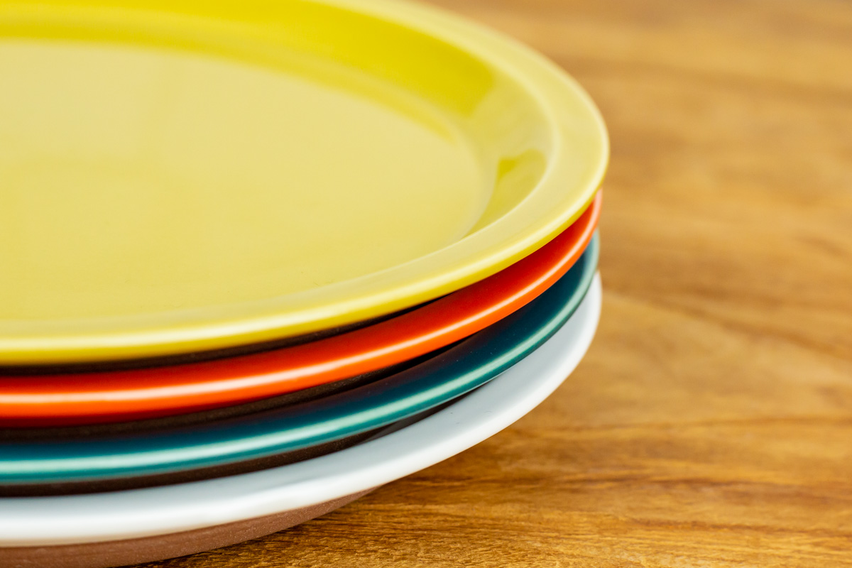 CHIPS plate.(MAT black / MAT red / MAT gray / MAT sand-blue / SPLASH navy-white / SPLASH black-white / SPLASH white-orange / SOLID COLOR white / SOLID COLOR mustard / SOLID COLOR d.green / SOLID COLOR orange / PREMIUM white-navy drop)のスタッキングの商品写真