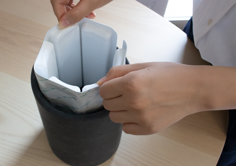 BOTTLE COOLER(ブラック)に保冷剤をセットする