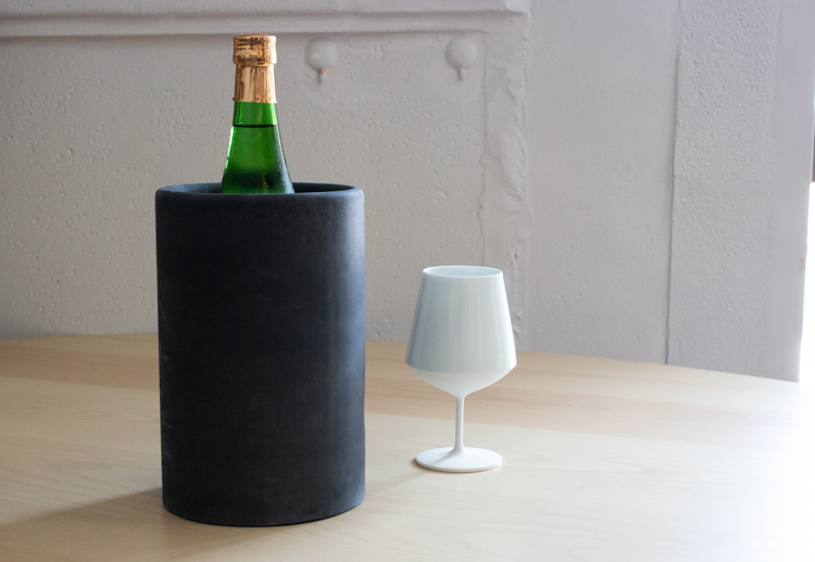 BOTTLE COOLER(ブラック)とワインとワイングラス