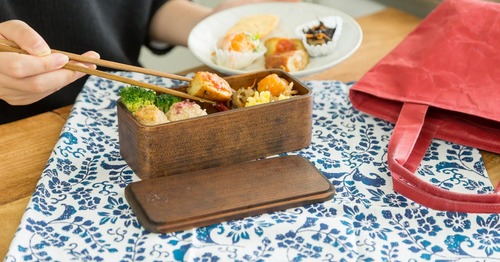 手入れが楽なだけじゃない!杉の木クラフト「うるしの弁当箱」が人気の理由