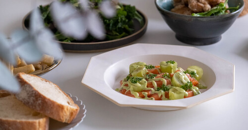 食卓からご縁をつなぐeniシリーズから、1月20日に深皿「eni Rim Plate 」が登場します