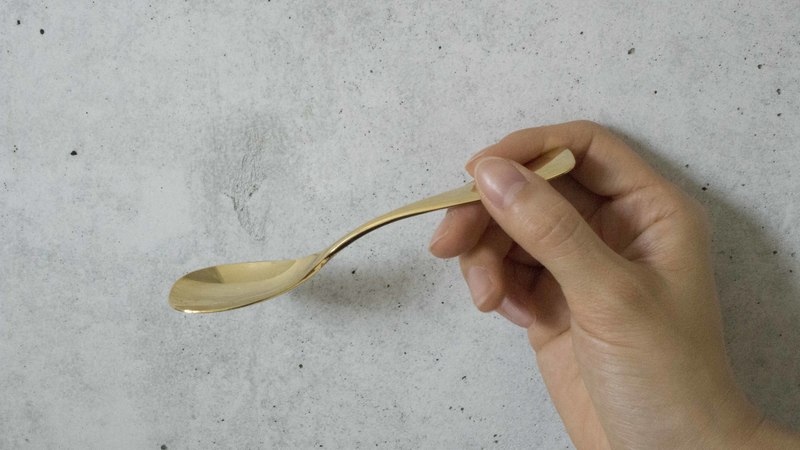 アイスクリームスプーン金手 アイスクリームスプーン(ゴールド)の手持ちサイズ感の商品写真