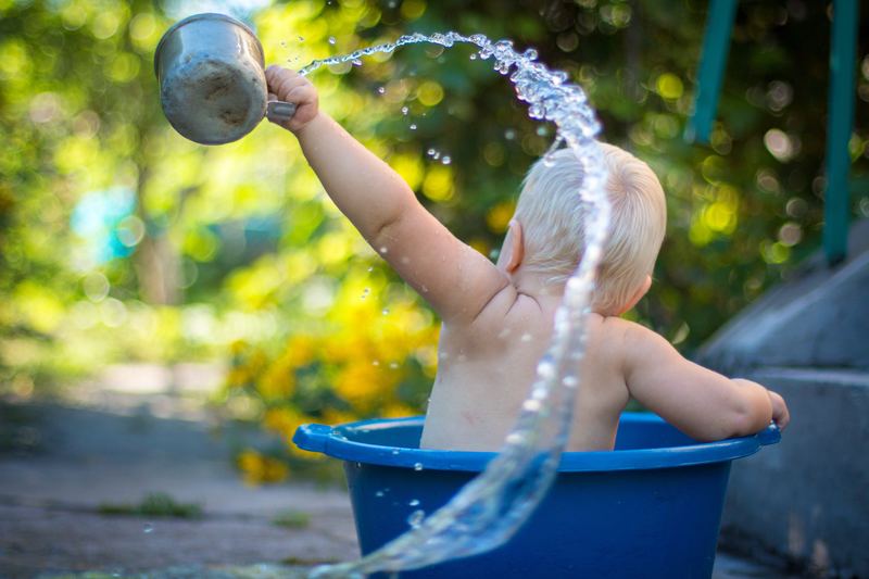 水遊びをする子ども
